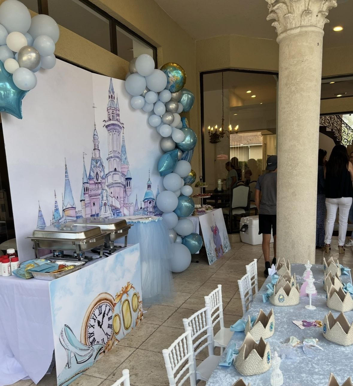 Party Foam Back Drops W 3 Cilindre Tables