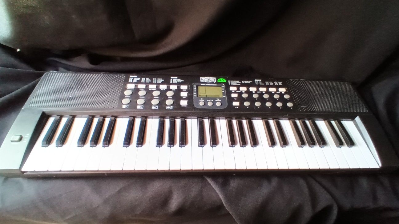 First Act Small Key Board Read Description