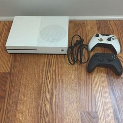 Xbox One S 500gb Two Controller and power cord