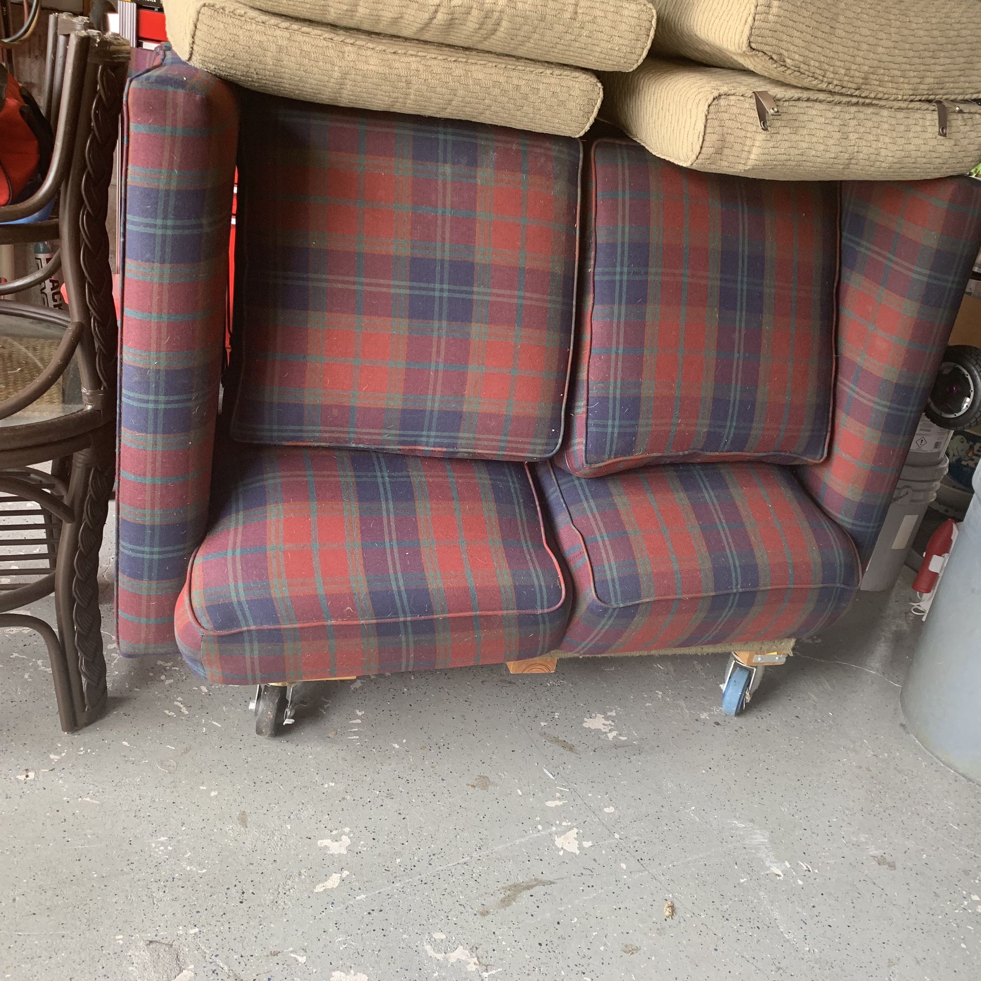 FREE Loveseat Hide a Bed Sofa Sleeper Free 1st Come gets its NO HOLDS