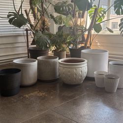 8 EMPTY PLANT POTS