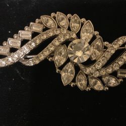 Beautiful Vintage brooch with Clear Crystals/rhinestones 