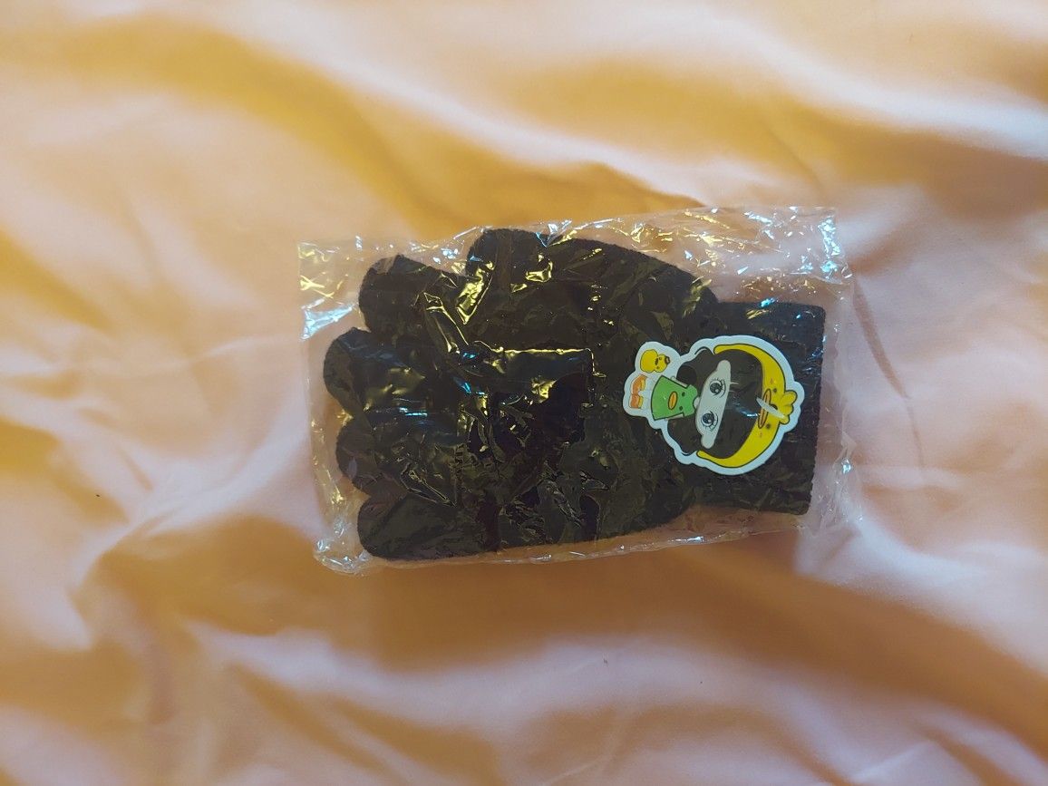 BNWT BLACK WINTER GLOVES ( KIDS)