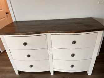 Beautiful Solid wood dresser