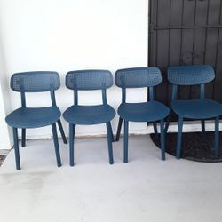 4 Plastic Chairs 