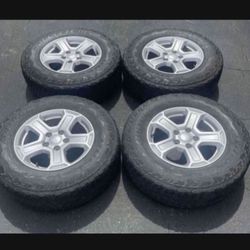 4 - 245/75r17 Jeep Wrangler Rim Wheels 5x5 5x127 W 70% Tire Treads!!!!!!!!!