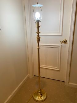 Standing OTT lamp, brass finish, with OTT bulb, reflector disc, finial and silk shade