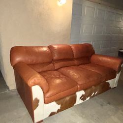 Comfortable Leather Sofa/Couch w/Cowhide Bottom