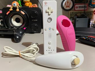 Nintendo Wii  Remote with nunchuck bundle and pink Rubber grip TESTED (READ DESC