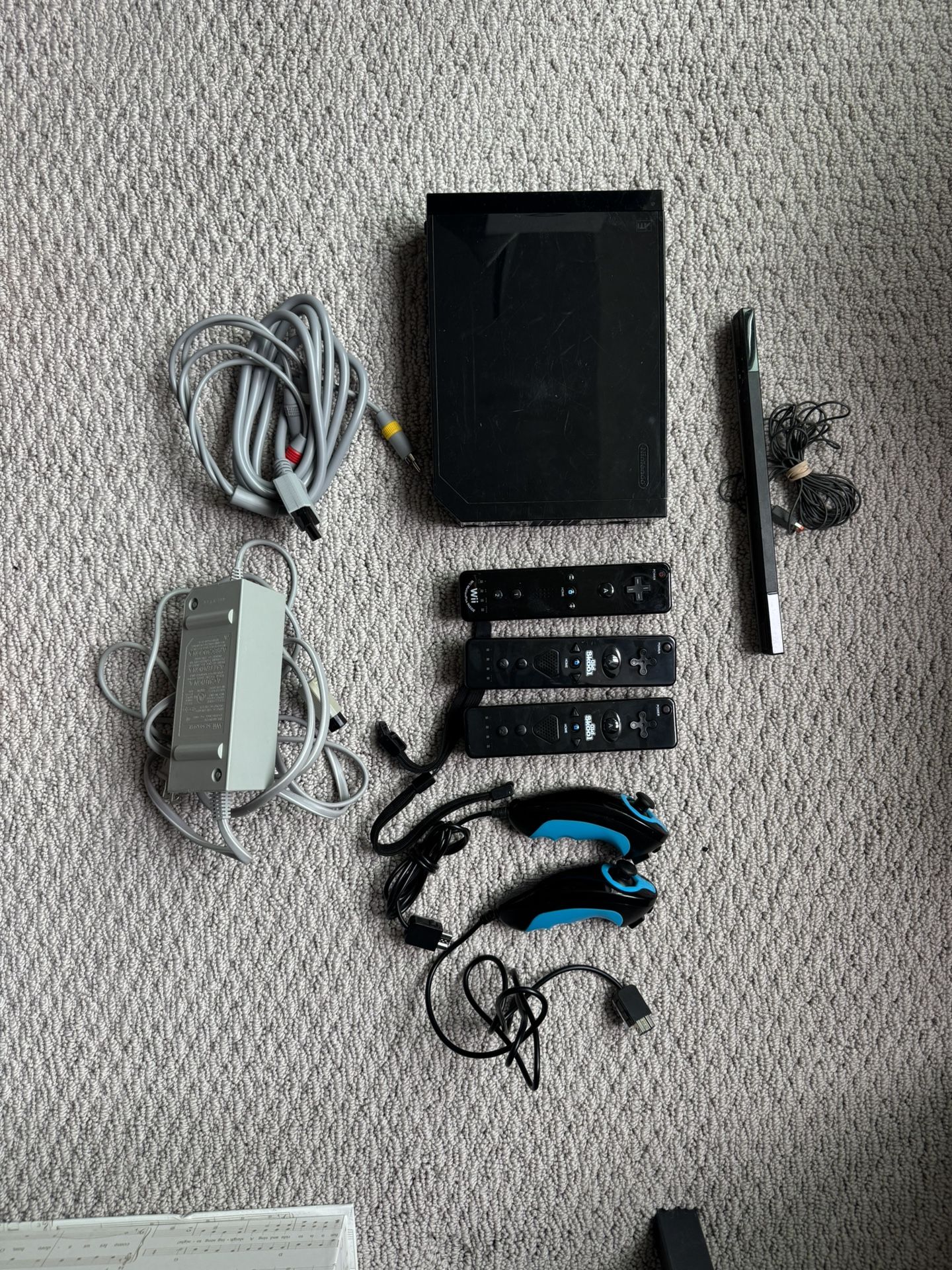 Nintendo Wii Video Game Console RVL-101 Black 3 Controllers 2 Nunchuks