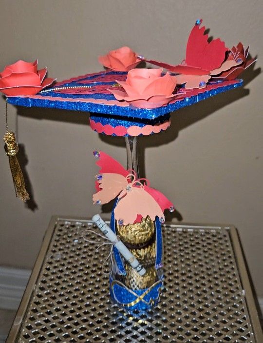 Arreglo para Graduacion con $20, copa de vidrio, chocolates y birrete!