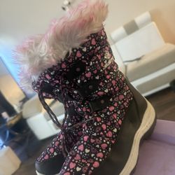 Dream pair snow boots Size 6 Kids