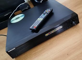 1200W Samsung Receiver Home Theater  5-Disc Changer. 3 Speakers, 2 Subwoofer. HDMI, USB,  AM/FM,  Optical, AUX, Bluetooth.  Remote control.
