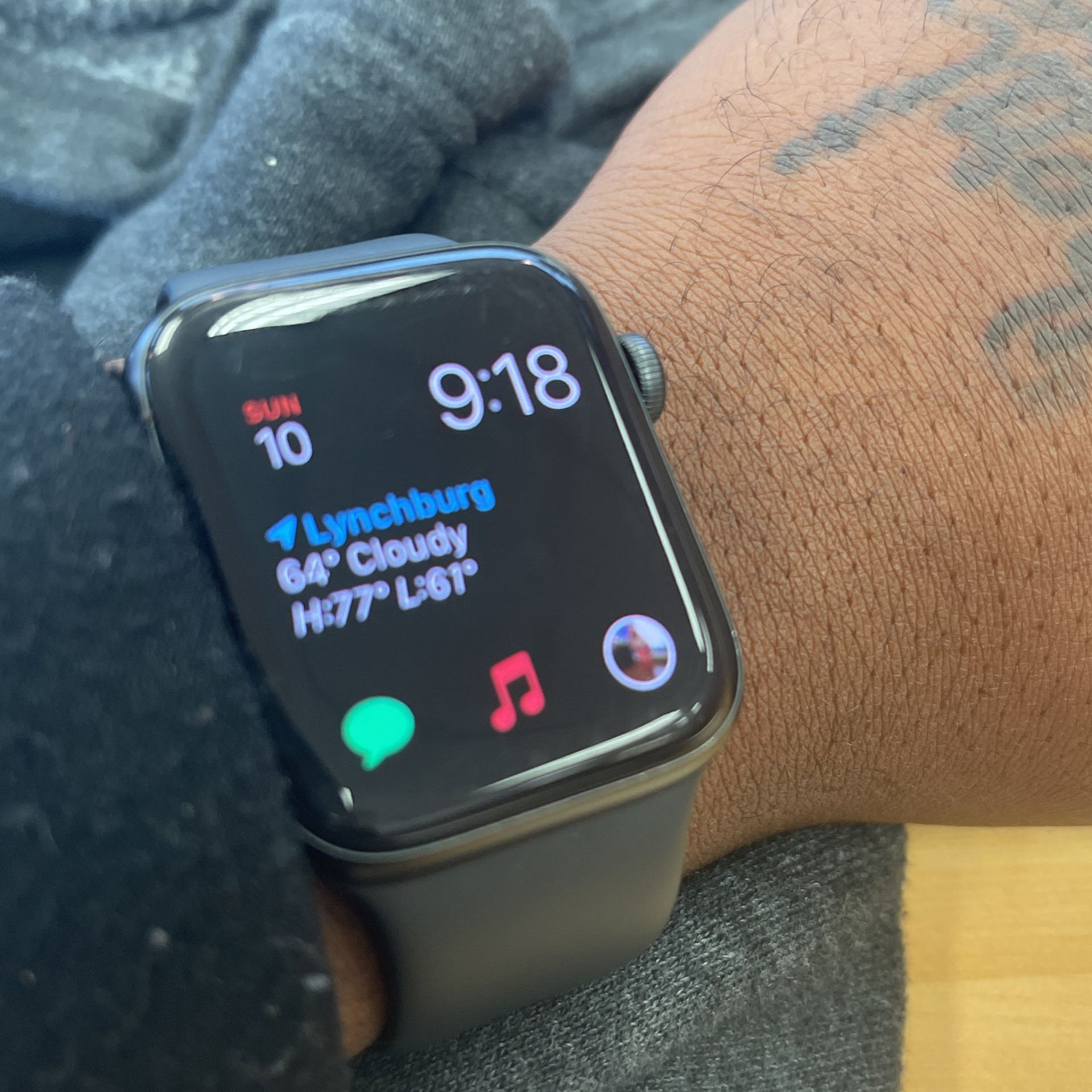Apple Watch SE 44 MM UNLOCKED CELLUAR 