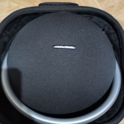 Harman Kardon Onyx Studio 8 - Bluetooth Studio Speaker plus case