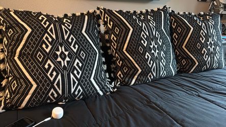Big throw pillows amazing condition