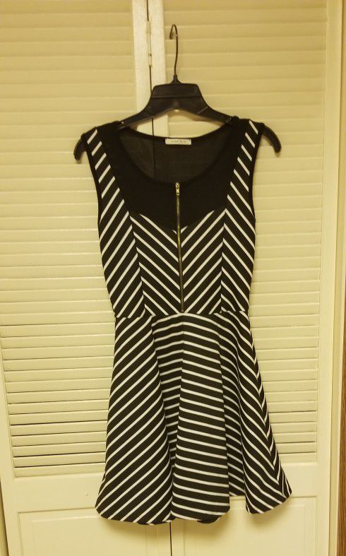 Amber Blue Black And White Dress With Front Zipper And Mesh Back Size Medium 