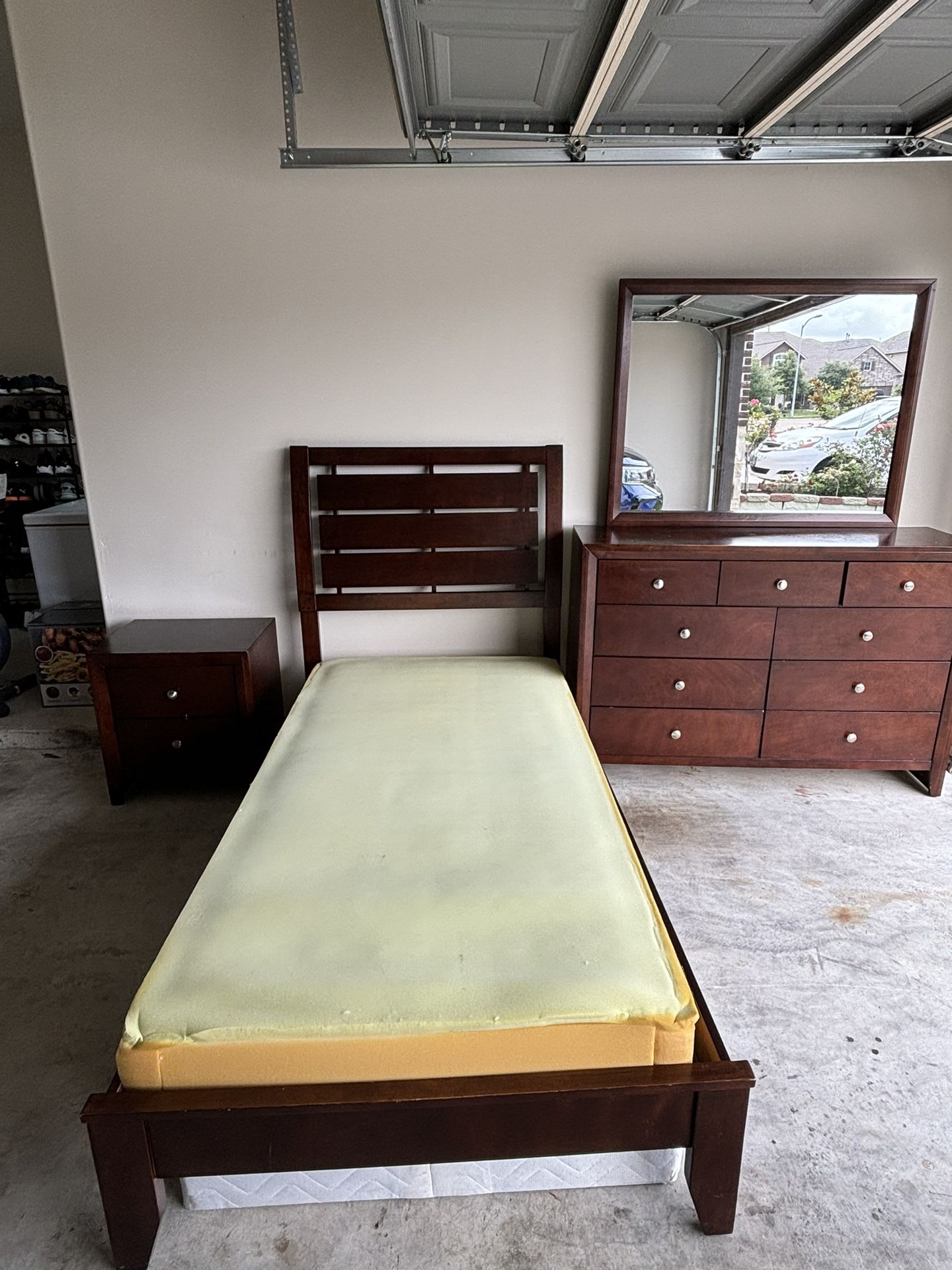 Katy Furniture Bedroom 5 Pieces Set