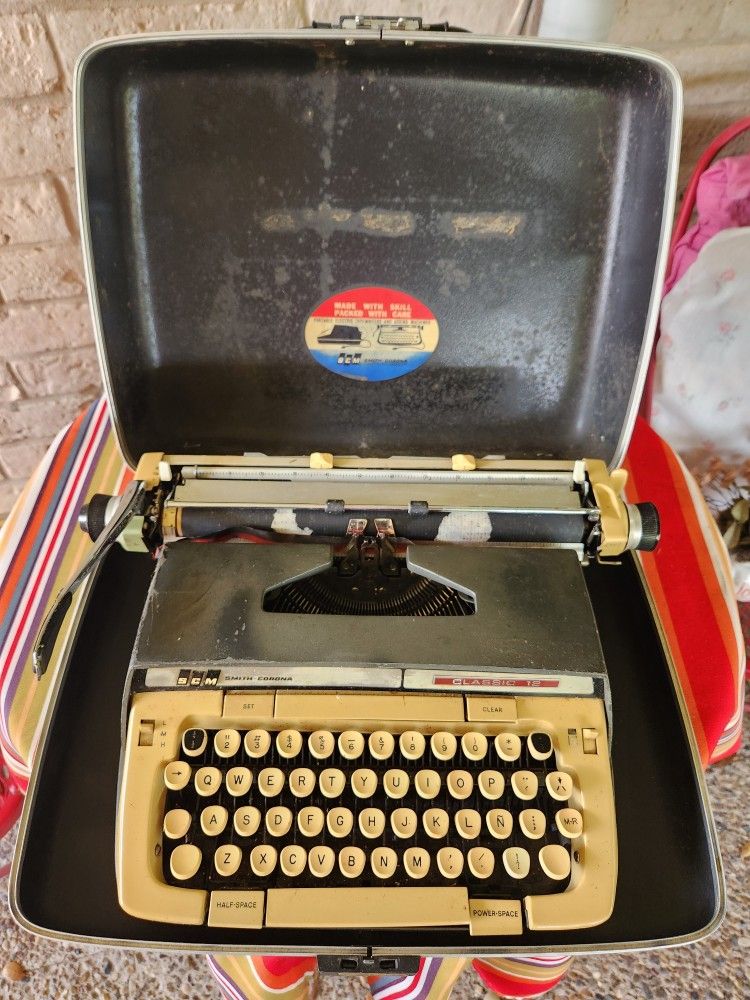 Vintage SCM Smith Corona CLASSIC 12 Typewriter