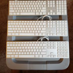 Apple Desktop Wired Keyboard With Numeric Pad.