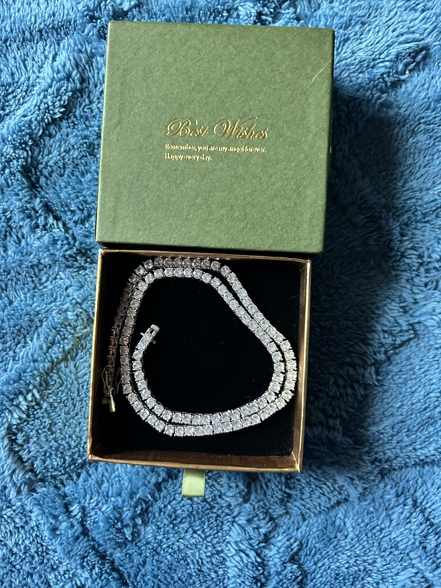 Beautiful 100% still in silver tenant necklace