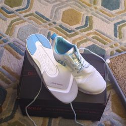 Ladies Size 6 Bowling Shoes