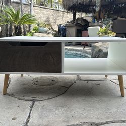 Sturdy and beautiful coffee table with storage