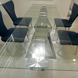 Like New Dining Table 4 Chair