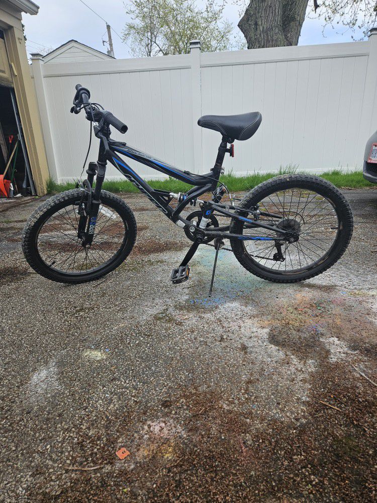 Shocker 20 Hyper. 
Seven speed bike in Excellent condition. Front and back brakes included. 
(64 - 406)  20 X 2.25
Seat lever adjustment is included. 