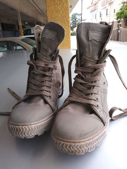 Levi's boots military green color size 9