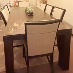 Dinner table with 8 chairs 