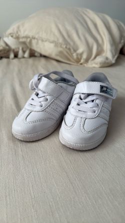 Size 9c toddler white shoes