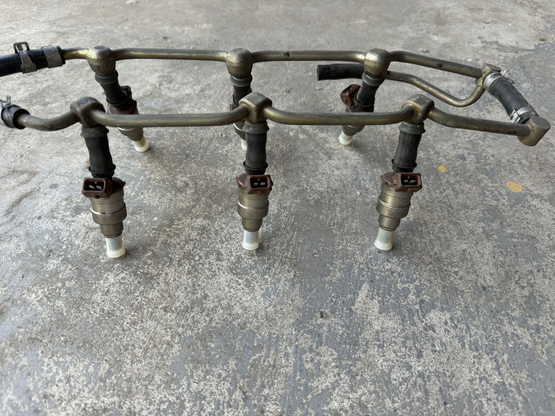 Fuel Rail And Injectors Z31 300 Zx Turbo for Sale in San Diego, CA
