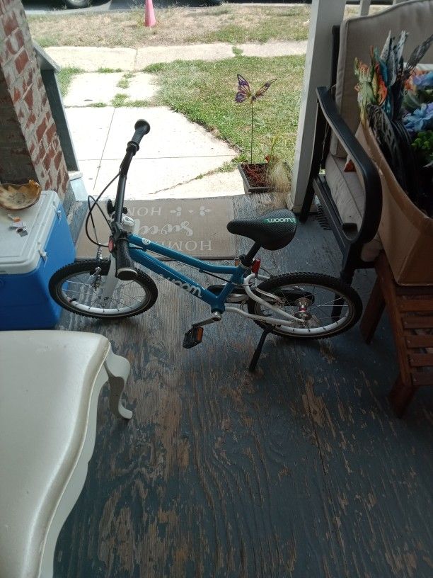 WOOM Kids Bike 3 Small Hand Reach 
