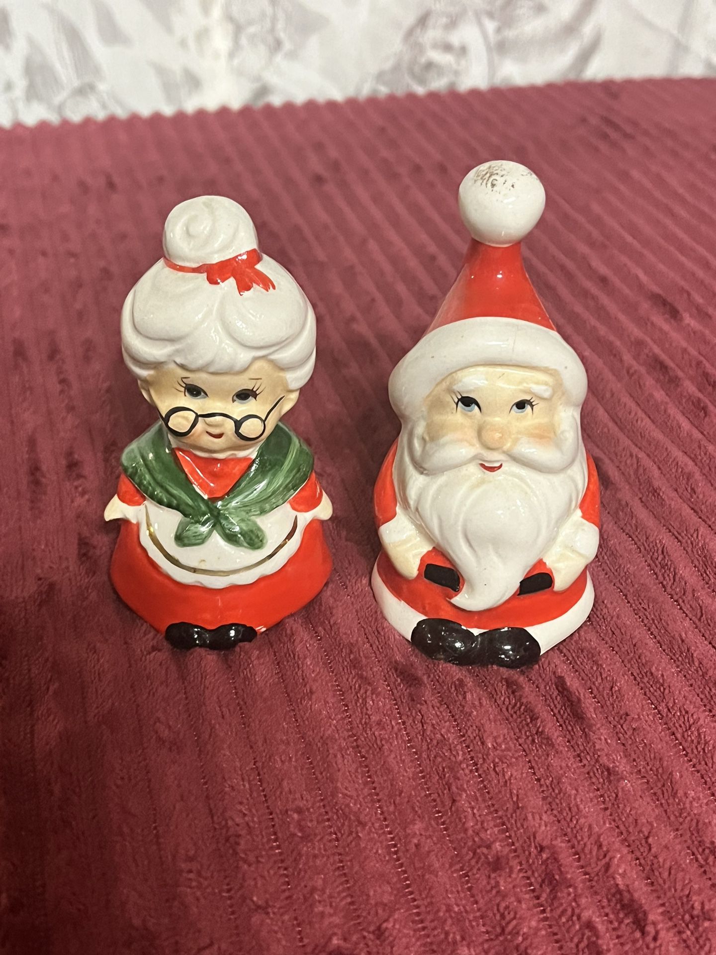 Vintage Lefton Santa & Mrs Claus Salt & Pepper Shakers