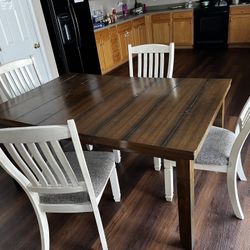 Beautiful Table  FREE DELIVERY 