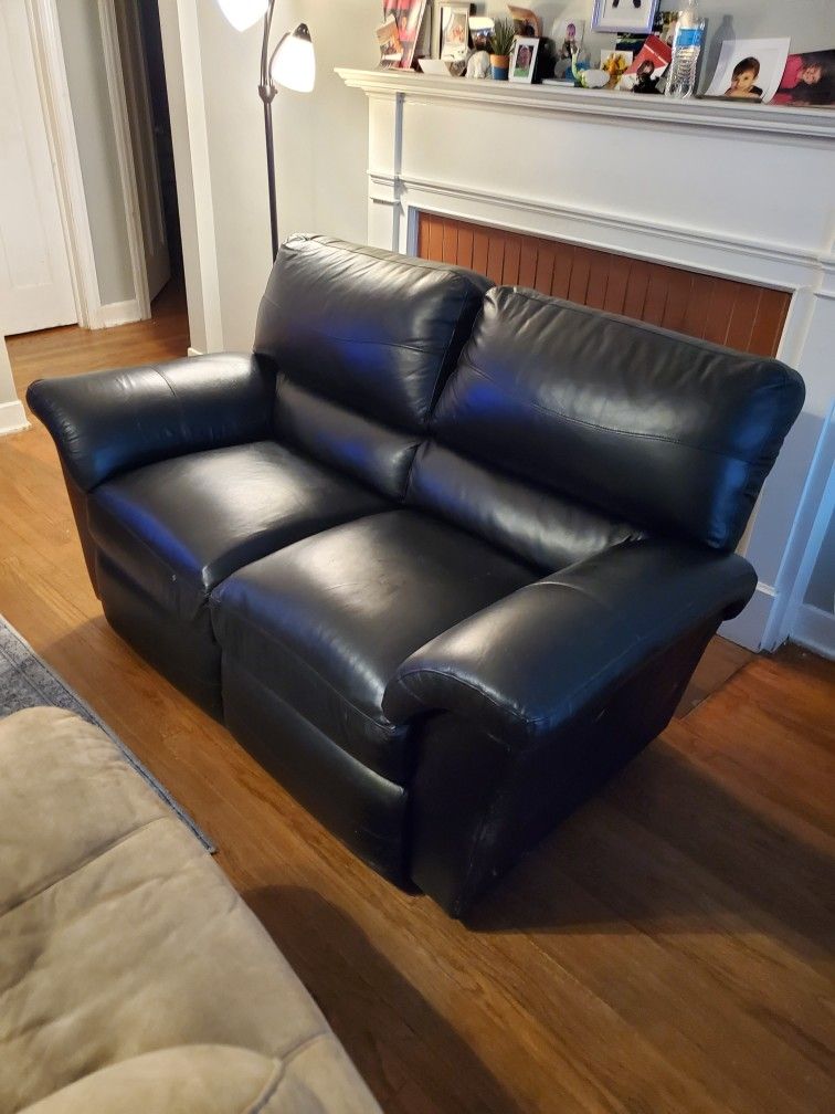 BLACK LEATHER RECLINER LOVESEAT ( LIKE NEW CONDITION)