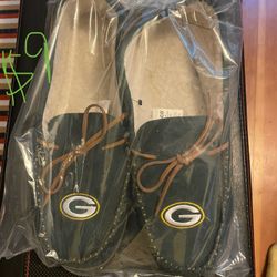 $9 LIKE NEW Green Bay Packers Moccasins- Large Size
