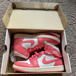 WOMENS AIR JORDAN 1 MID SIZE 7 (WITH BOX)