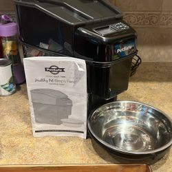 Pet safe automatic feeder for dogs and cats