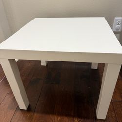 Square end table** Mesa auxiliar cuadrada blanca**
