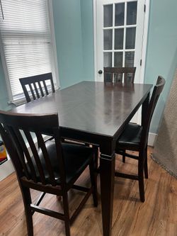 Dining Room Table and 4 Chairs