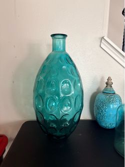 🔥 OBO—FOR SALE – Beautiful Decorative Teal Glass Vase 🔥