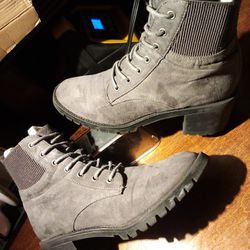 Size 7 Grey Suede Lace-up Boots