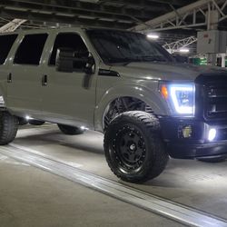 2001 Ford Excursion w/  2016 Front 