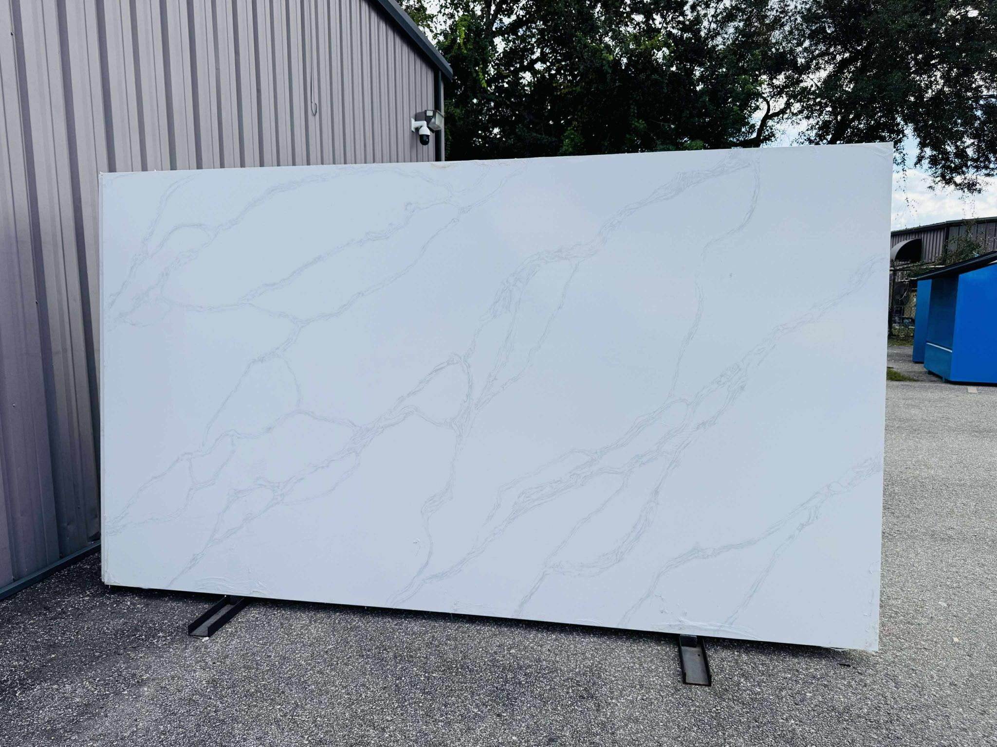 QUARTZ STONE SLABS SUPER JUMBO IN CALACATTA WAVE 📏Each slabs cover  75.7 sq.ft, Thickness 3 cm 🔥Price $1049 per Slab🔥 