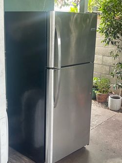Frigidaire top freezer refrigerator (like new)