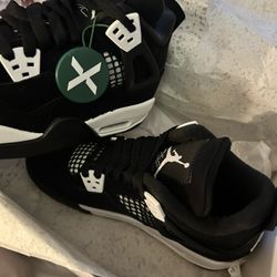 Jordan Retro 4 Thunderstorms Never Worn 