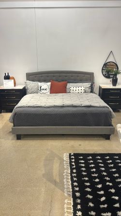 KIND BED AND NIGHTSANDS 