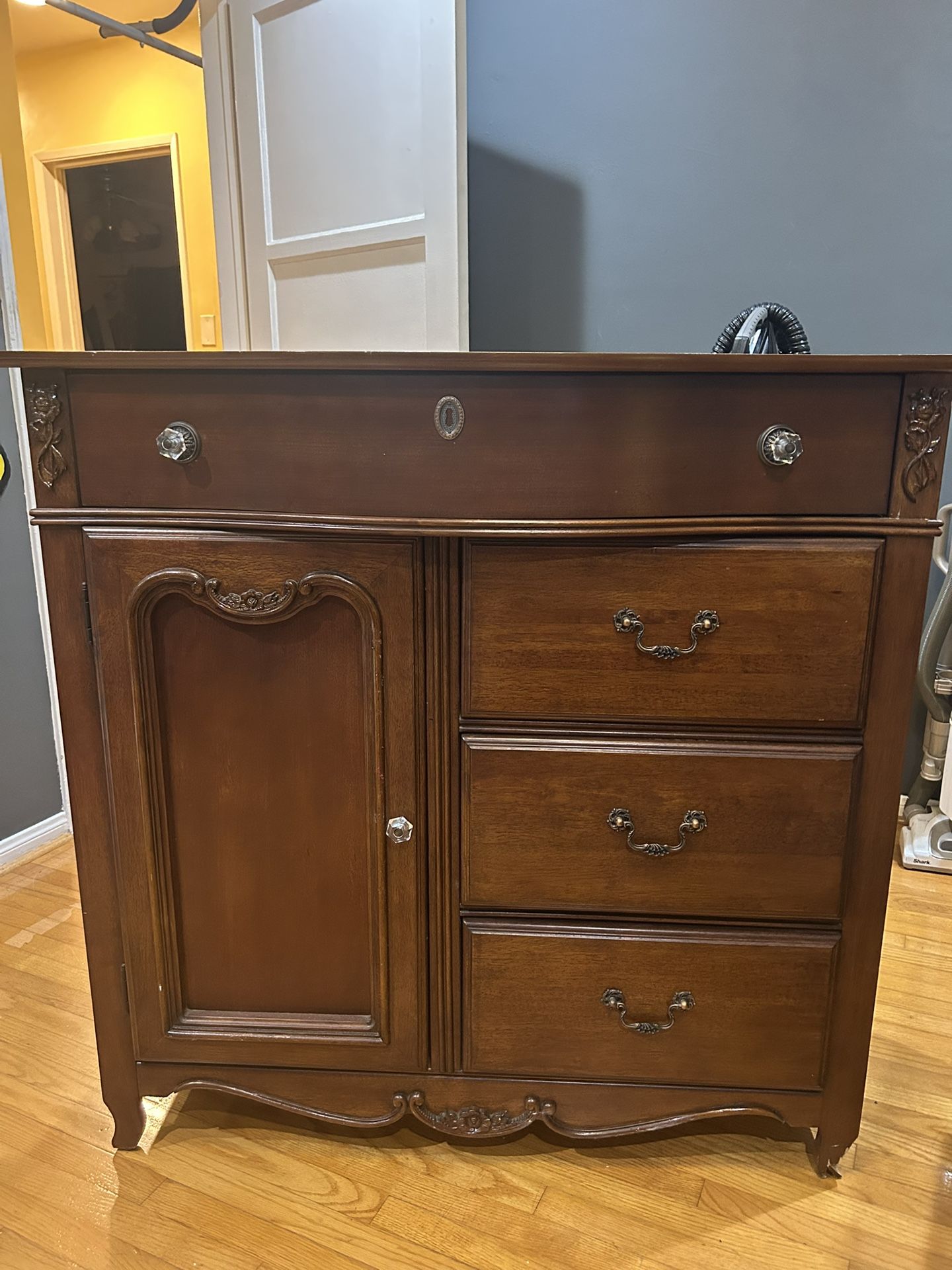 Dresser